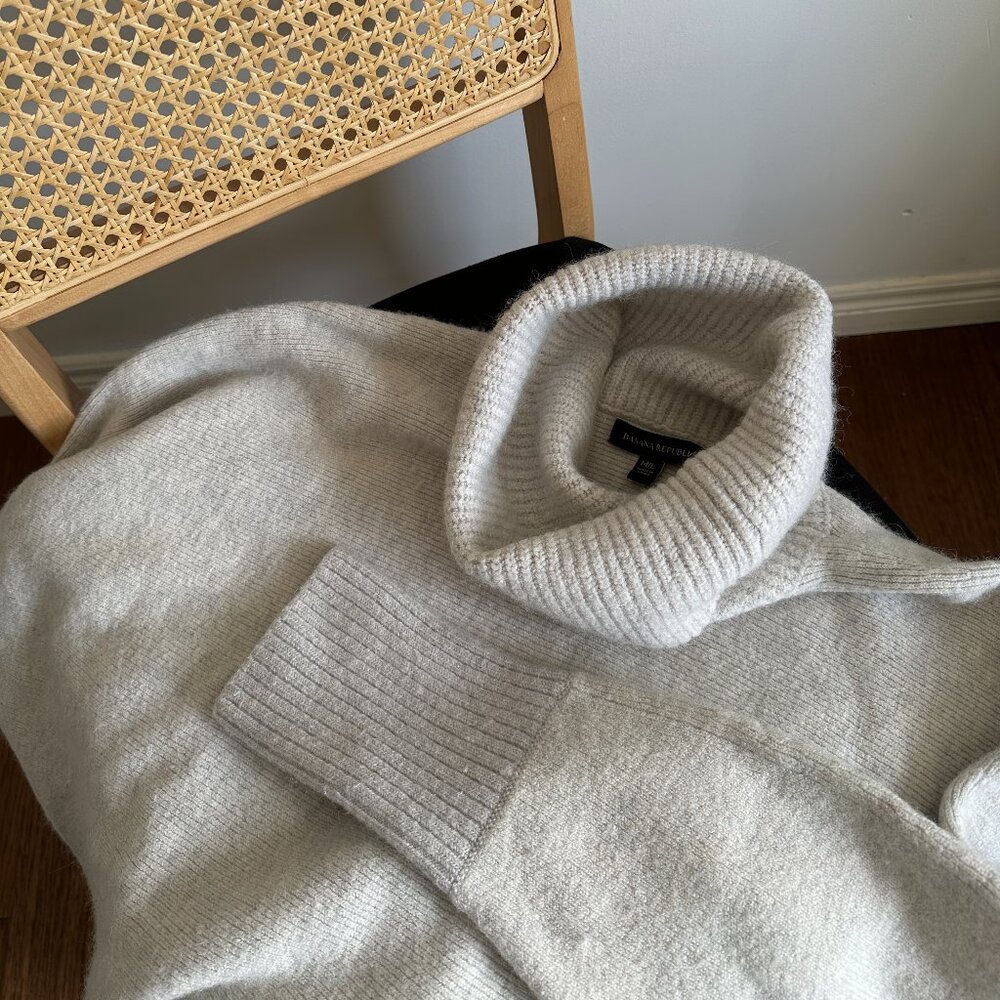 Banana Republic Grey Wool Turtleneck. M/L